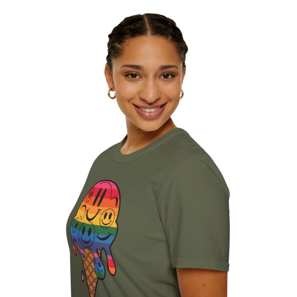 Tshirt LGBT+ cônes de glace avec visages souriants design amusant et mignon pour sensibilisation à la diversité et inclusion LGBTQ+ t-shirt - Image 69