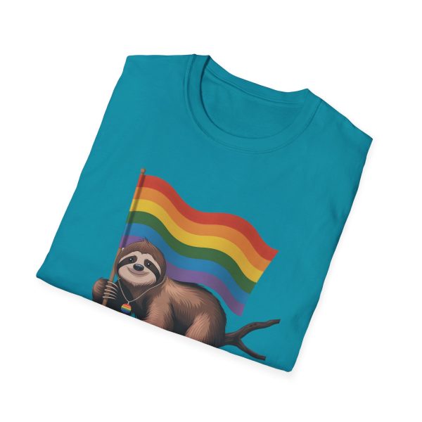 Tshirt Drapeau LGBT paresseux tenant un drapeau arc-en-ciel sur une branche design amusant et coloré pour sensibilisation LGBTQ+ t-shirt - Image 100