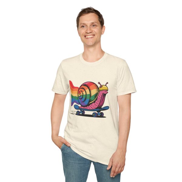 Tshirt LGBTQ+ escargot en skateboard avec fond arc-en-ciel design ludique et vibrant pour célébrer la fierté et inclusion LGBTQ+ t-shirt - Image 43