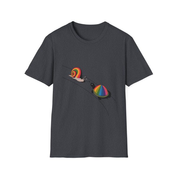 Tshirt Drapeau LGBT escargot avec coquille arc-en-ciel sur fond noir design stylé et vibrant pour sensibilisation LGBTQ+ shirt t-shirt