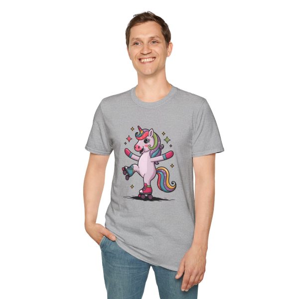 Tshirt LGBTQ+ licorne en skateboard sur fond noir design cool et coloré pour soutien à la fierté et diversité de la communauté LGBT+ t-shirt - Image 31