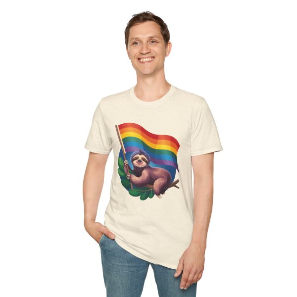 Tshirt Drapeau LGBT paresseux tenant un drapeau arc-en-ciel design amusant et mignon pour sensibilisation et inclusion LGBTQ+ shirt t-shirt - Image 43