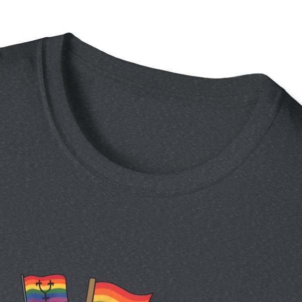 Tshirt Drapeau LGBT pieuvre tenant un drapeau arc-en-ciel et d'autres drapeaux design coloré et amusant pour célébrer LGBTQ+ shirt t-shirt - Image 3