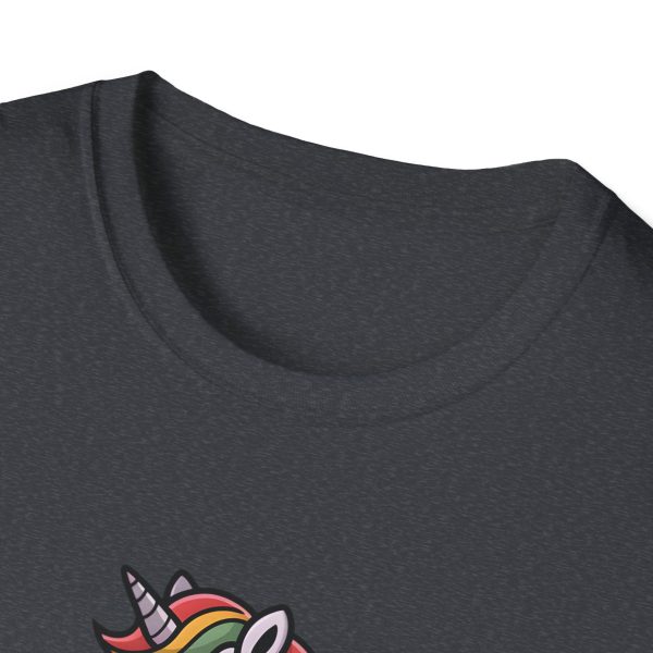 Tshirt Drapeau LGBT licorne sur un skateboard sur fond noir design amusant et coloré pour célébrer la diversité et la fierté LGBTQ+ t-shirt - Image 3