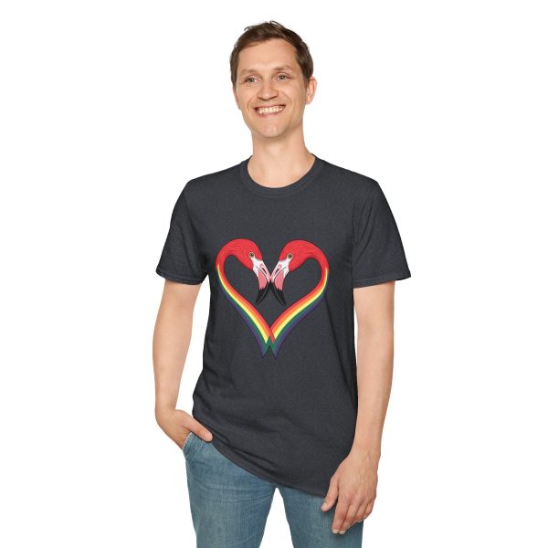 Tshirt LGBT+ flamants roses formant un coeur design symbolique pour célébration de l'amour et fierté LGBTQ+ et diversité shirt t-shirt - Image 7