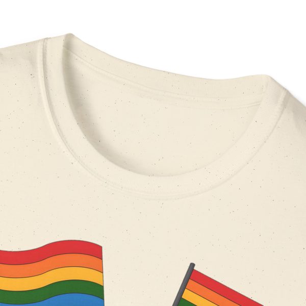 Tshirt LGBTQ+ pieuvre tenant un drapeau arc-en-ciel sur un rocher design vibrant et stylé pour sensibilisation et inclusion LGBTQ+ t-shirt - Image 39