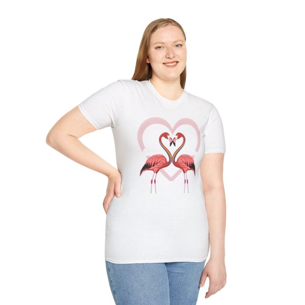 Tshirt LGBTQ+ flamants roses formant un coeur design symbolique et symbolique pour célébrer l'amour et la diversité LGBTQ+ shirt t-shirt - Image 17