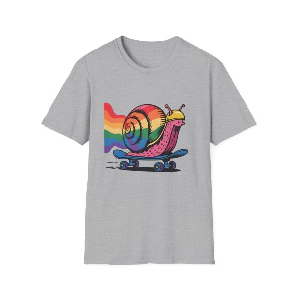 Tshirt LGBTQ+ escargot en skateboard avec fond arc-en-ciel design ludique et vibrant pour célébrer la fierté et inclusion LGBTQ+ t-shirt - Image 25