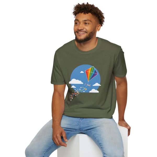 Tshirt LGBT+ cerf-volant avec queue arc-en-ciel volant dans le ciel design joyeux et coloré pour fierté LGBTQ+ shirt t-shirt - Image 72