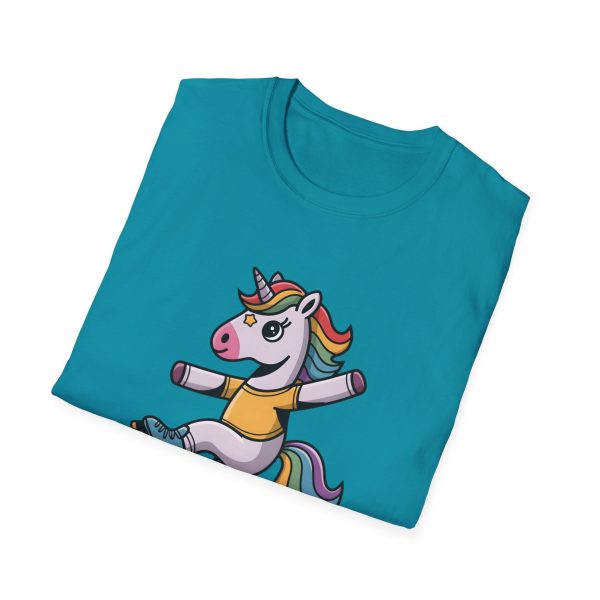 Tshirt Drapeau LGBT licorne sur un skateboard sur fond noir design amusant et coloré pour célébrer la diversité et la fierté LGBTQ+ t-shirt - Image 100