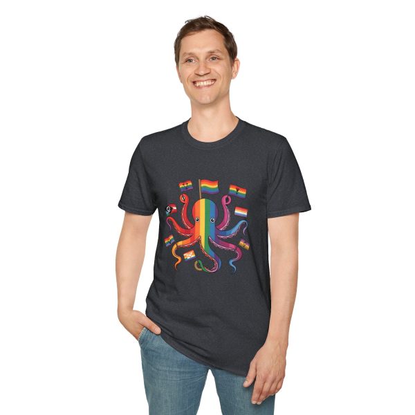 Tshirt Drapeau LGBT pieuvre tenant un drapeau arc-en-ciel et d'autres drapeaux design coloré et amusant pour célébrer LGBTQ+ shirt t-shirt - Image 7