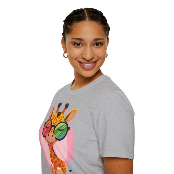 Tshirt LGBT+ girafe avec lunettes et coeur illustration colorée et amusante pour sensibilisation et soutien LGBTQ+ shirt t-shirt - Image 33