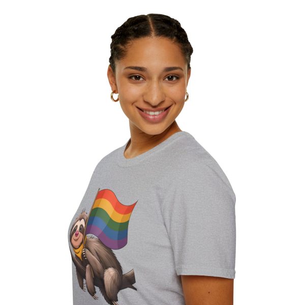 Tshirt Drapeau LGBT paresseux tenant un drapeau arc-en-ciel sur une branche design amusant pour soutien et sensibilisation LGBTQ+ t-shirt - Image 33