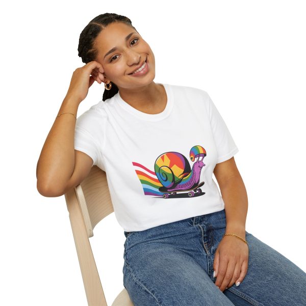 Tshirt LGBT+ escargot sur un skateboard avec roue arc-en-ciel design amusant et coloré pour célébrer la fierté LGBTQ+ shirt t-shirt - Image 22