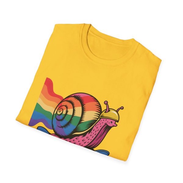 Tshirt LGBTQ+ escargot en skateboard avec fond arc-en-ciel design ludique et vibrant pour célébrer la fierté et inclusion LGBTQ+ t-shirt - Image 52