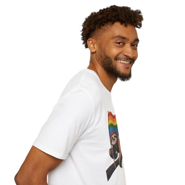 Tshirt Drapeau LGBT paresseux tenant un drapeau arc-en-ciel sur une branche design amusant et coloré pour sensibilisation LGBTQ+ t-shirt - Image 23