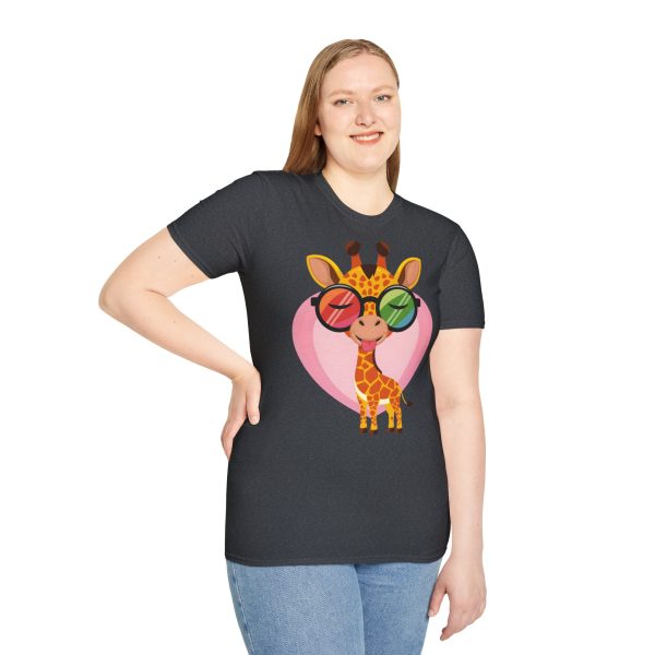 Tshirt LGBT+ girafe avec lunettes et coeur illustration colorée et amusante pour sensibilisation et soutien LGBTQ+ shirt t-shirt - Image 5