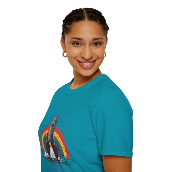 Tshirt LGBT+ fusée avec arc-en-ciel en arrière-plan design futuriste et coloré pour fierté et soutien à la communauté LGBTQ+ shirt t-shirt - Image 105