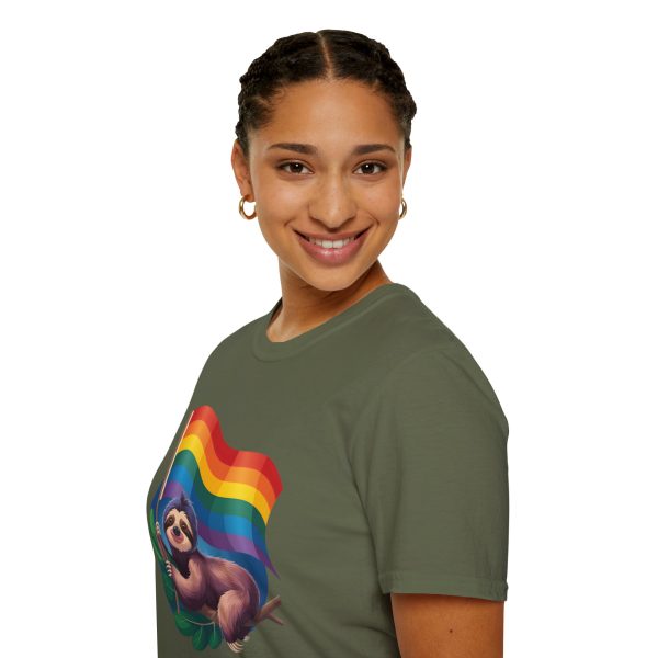 Tshirt Drapeau LGBT paresseux tenant un drapeau arc-en-ciel design amusant et mignon pour sensibilisation et inclusion LGBTQ+ shirt t-shirt - Image 69