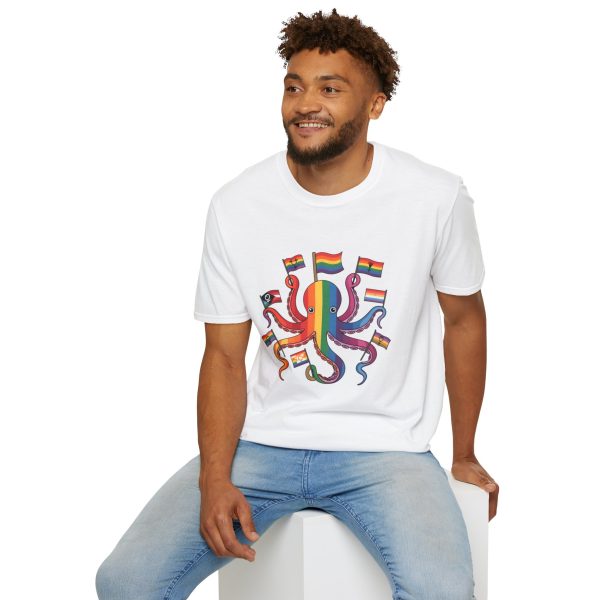 Tshirt Drapeau LGBT pieuvre tenant un drapeau arc-en-ciel et d'autres drapeaux design coloré et amusant pour célébrer LGBTQ+ shirt t-shirt - Image 24