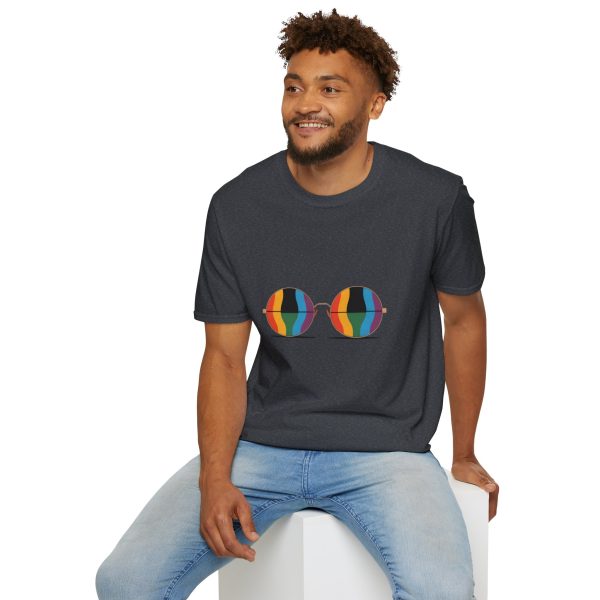 Tshirt Drapeau LGBT paire de lunettes sur fond noir design stylé et vibrant pour sensibilisation et soutien LGBTQ+ shirt t-shirt - Image 12