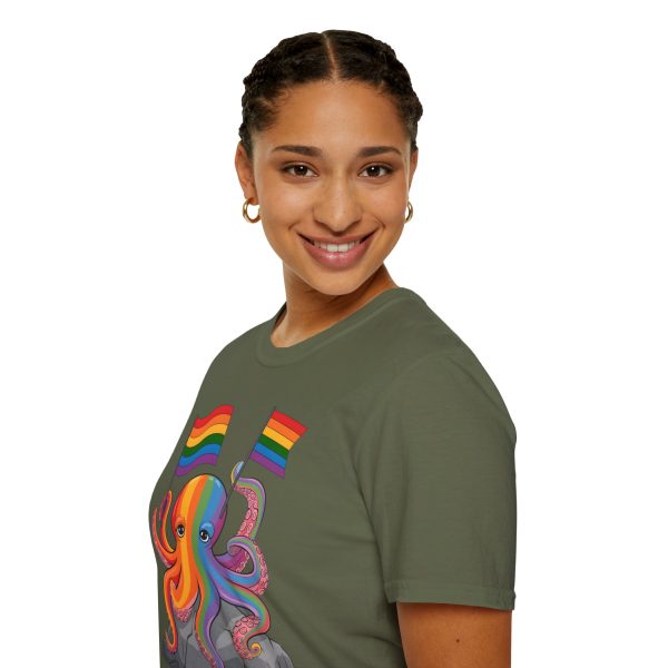 Tshirt LGBTQ+ pieuvre tenant un drapeau arc-en-ciel sur un rocher design vibrant et stylé pour sensibilisation et inclusion LGBTQ+ t-shirt - Image 69