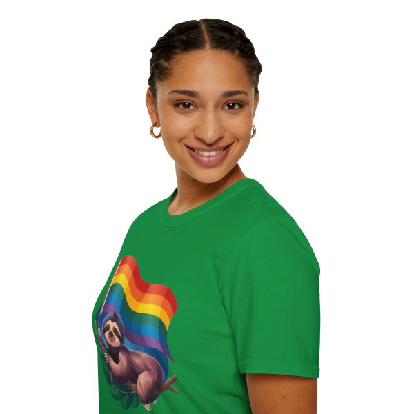 Tshirt Drapeau LGBT paresseux tenant un drapeau arc-en-ciel design amusant et mignon pour sensibilisation et inclusion LGBTQ+ shirt t-shirt - Image 93