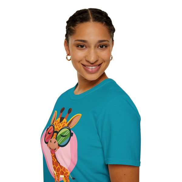 Tshirt LGBT+ girafe avec lunettes et coeur illustration colorée et amusante pour sensibilisation et soutien LGBTQ+ shirt t-shirt - Image 105