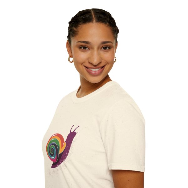 Tshirt Drapeau LGBT escargot assis sur un flocon de neige design mignon et coloré pour sensibilisation à la diversité LGBTQ+ shirt t-shirt - Image 45