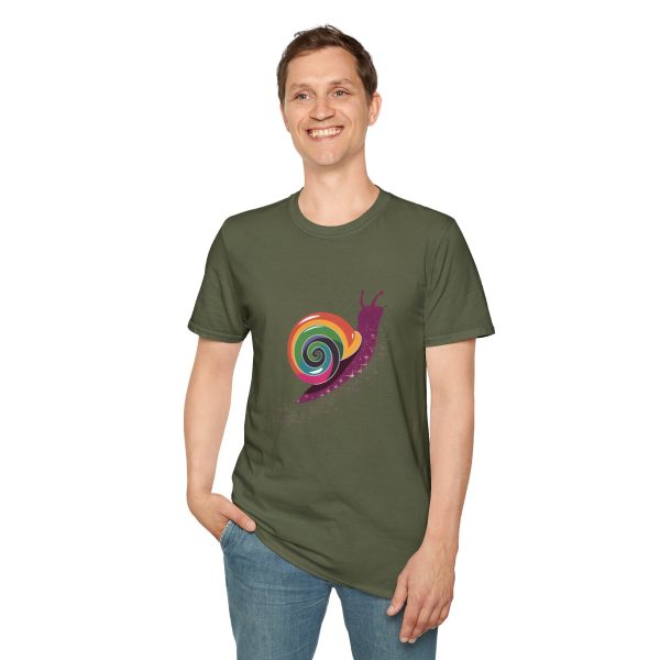 Tshirt Drapeau LGBT escargot assis sur un flocon de neige design mignon et coloré pour sensibilisation à la diversité LGBTQ+ shirt t-shirt - Image 67