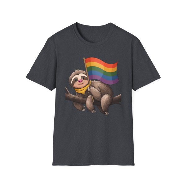 Tshirt Drapeau LGBT paresseux tenant un drapeau arc-en-ciel sur une branche design amusant pour soutien et sensibilisation LGBTQ+ t-shirt