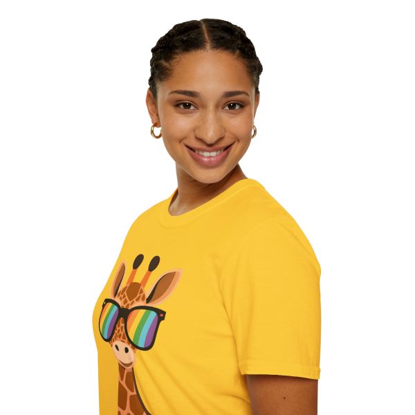 Tshirt LGBT+ girafe avec lunettes de soleil et rayure arc-en-ciel design humoristique et stylé pour fierté et soutien LGBTQ+ shirt t-shirt - Image 57