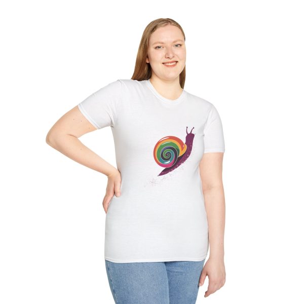 Tshirt Drapeau LGBT escargot assis sur un flocon de neige design mignon et coloré pour sensibilisation à la diversité LGBTQ+ shirt t-shirt - Image 17