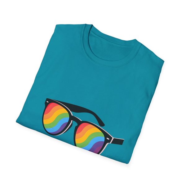 Tshirt LGBT+ lunettes de soleil arc-en-ciel sur fond noir design éclatant pour célébrer la fierté et diversité LGBTQ+ shirt t-shirt - Image 100