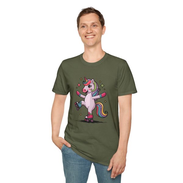 Tshirt LGBTQ+ licorne en skateboard sur fond noir design cool et coloré pour soutien à la fierté et diversité de la communauté LGBT+ t-shirt - Image 67