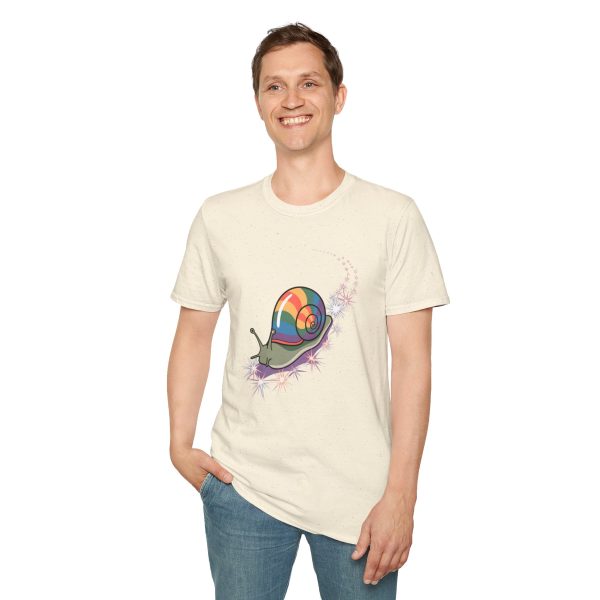 Tshirt LGBT+ escargot avec coquille colorée sur son dos design original et mignon pour célébrer la diversité et fierté LGBTQ+ shirt t-shirt - Image 43