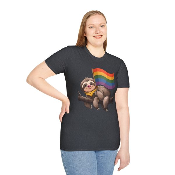 Tshirt Drapeau LGBT paresseux tenant un drapeau arc-en-ciel sur une branche design amusant pour soutien et sensibilisation LGBTQ+ t-shirt - Image 5