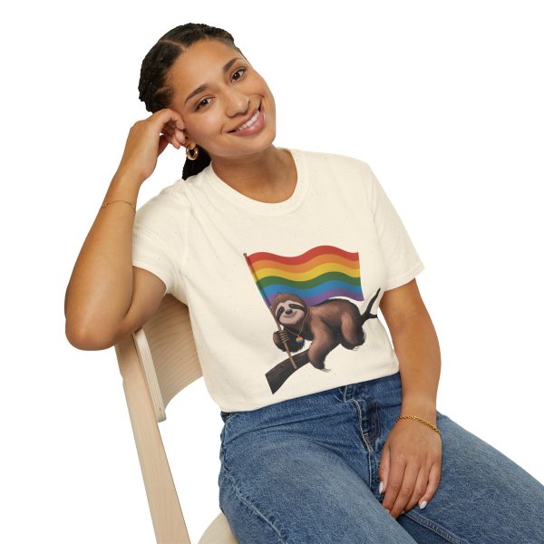 Tshirt Drapeau LGBT paresseux tenant un drapeau arc-en-ciel sur une branche design amusant et coloré pour sensibilisation LGBTQ+ t-shirt - Image 46