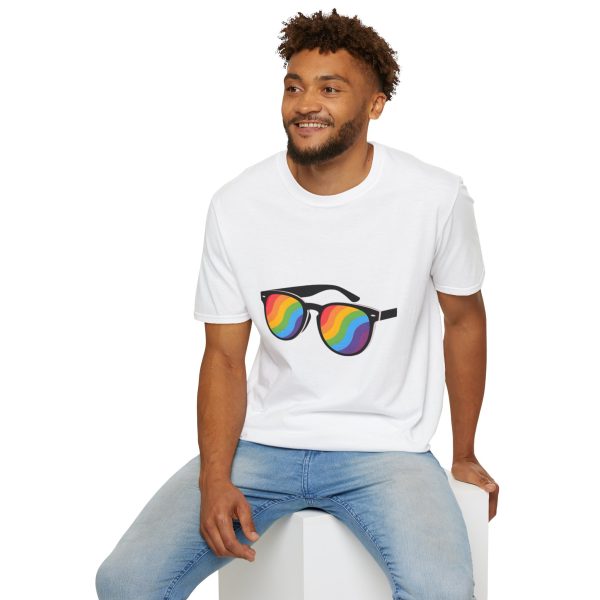 Tshirt LGBT+ lunettes de soleil arc-en-ciel sur fond noir design éclatant pour célébrer la fierté et diversité LGBTQ+ shirt t-shirt - Image 24