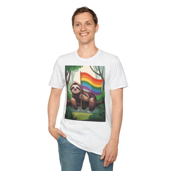 Tshirt Drapeau LGBT paresseux assis sur un arbre tenant un drapeau arc-en-ciel design décontracté et coloré pour fierté LGBTQ+ shirt t-shirt - Image 19