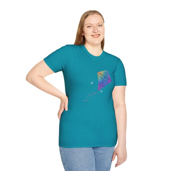 Tshirt Drapeau LGBT cerf-volant coloré volant dans la nuit design symbolique pour célébrer la liberté et la fierté LGBTQ+ shirt t-shirt - Image 101