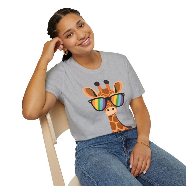 Tshirt LGBT+ girafe avec lunettes de soleil et rayure arc-en-ciel design humoristique et stylé pour fierté et soutien LGBTQ+ shirt t-shirt - Image 34