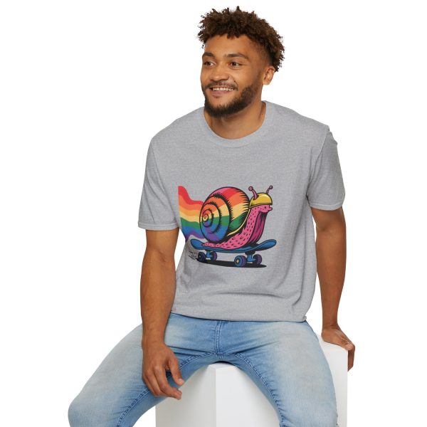 Tshirt LGBTQ+ escargot en skateboard avec fond arc-en-ciel design ludique et vibrant pour célébrer la fierté et inclusion LGBTQ+ t-shirt - Image 36