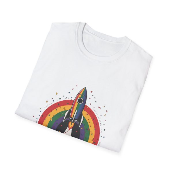 Tshirt LGBT+ fusée avec arc-en-ciel en arrière-plan design futuriste et coloré pour fierté et soutien à la communauté LGBTQ+ shirt t-shirt - Image 16