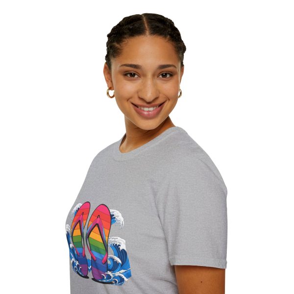 Tshirt LGBT+ tongs flottant dans l'eau design coloré et décontracté pour célébrer la fierté LGBTQ+ et l'amour universel shirt t-shirt - Image 33