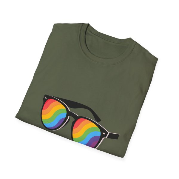 Tshirt LGBT+ lunettes de soleil arc-en-ciel sur fond noir design éclatant pour célébrer la fierté et diversité LGBTQ+ shirt t-shirt - Image 64