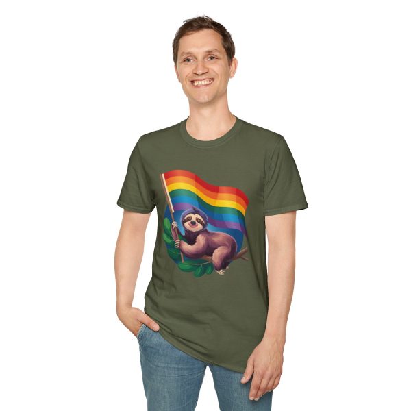 Tshirt Drapeau LGBT paresseux tenant un drapeau arc-en-ciel design amusant et mignon pour sensibilisation et inclusion LGBTQ+ shirt t-shirt - Image 67