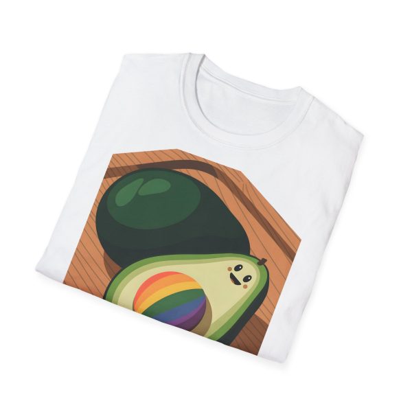 Tshirt Drapeau LGBT avocat sur planche à découper avec arc-en-ciel design original et coloré pour soutien à la communauté LGBTQ+ t-shirt - Image 16