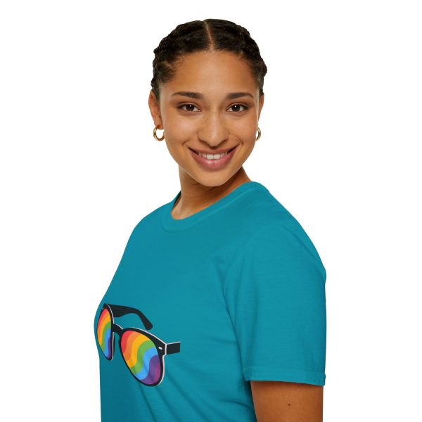 Tshirt LGBT+ lunettes de soleil arc-en-ciel sur fond noir design éclatant pour célébrer la fierté et diversité LGBTQ+ shirt t-shirt - Image 105