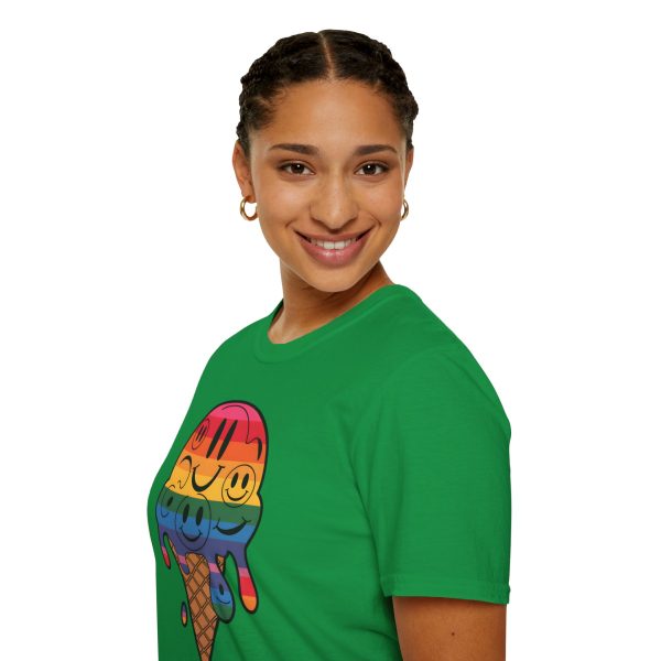 Tshirt LGBT+ cônes de glace avec visages souriants design amusant et mignon pour sensibilisation à la diversité et inclusion LGBTQ+ t-shirt - Image 93